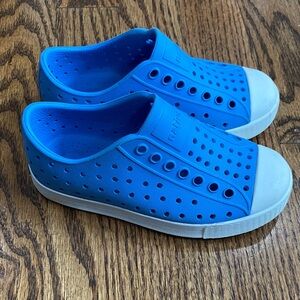 Native Jefferson blue kids shoes, size 9. Excellent, barely worn condition.